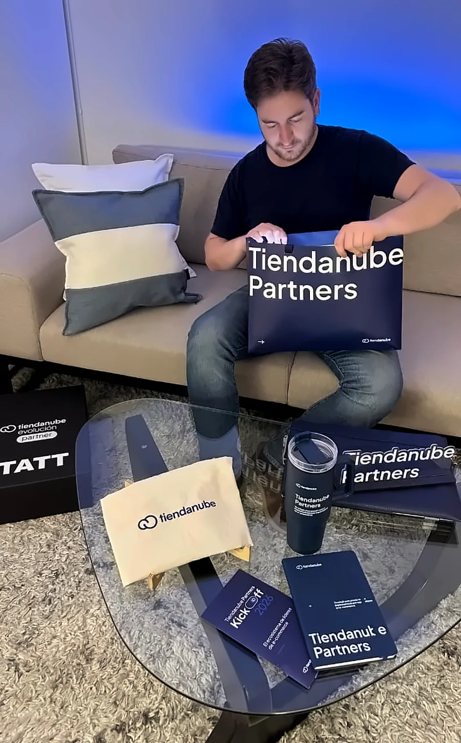 Max Abella abriendo el kit de bienvenida de Tiendanube Partners